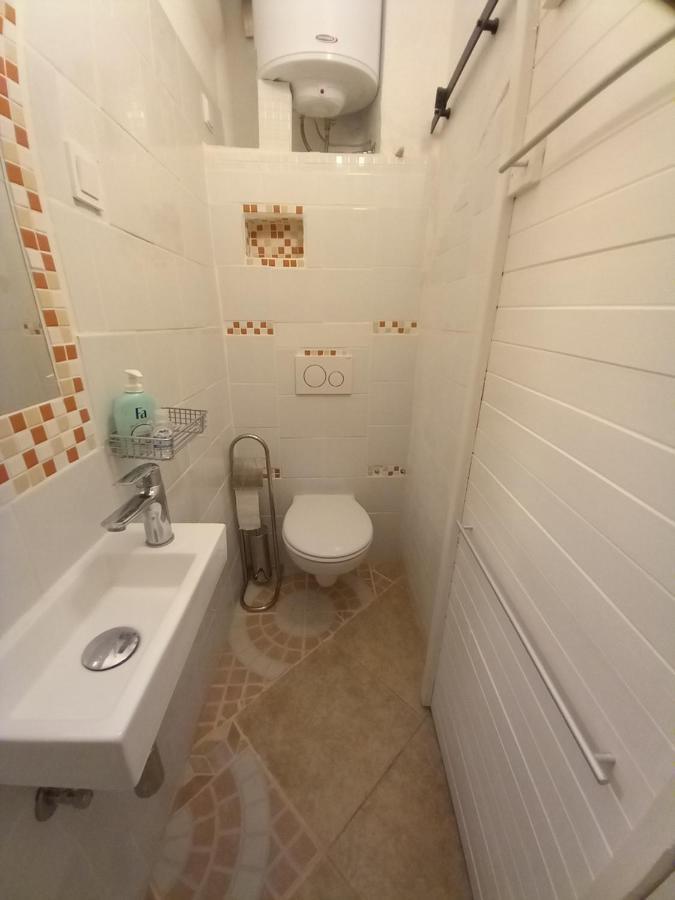 Bunari Studio Apartment โรวีน ภายนอก รูปภาพ