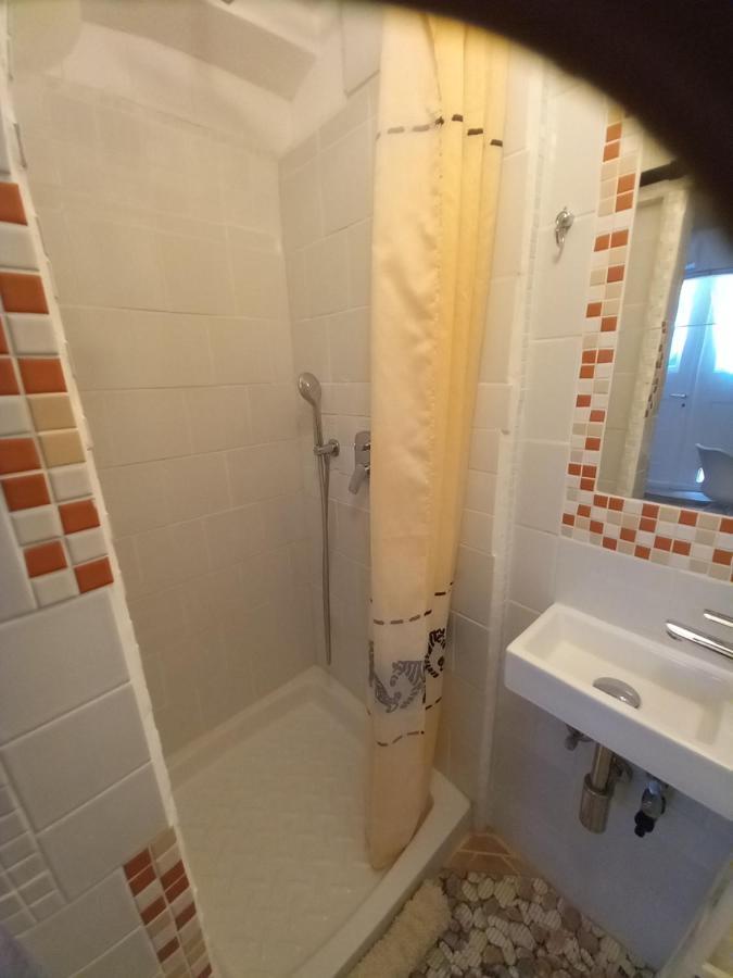 Bunari Studio Apartment โรวีน ภายนอก รูปภาพ