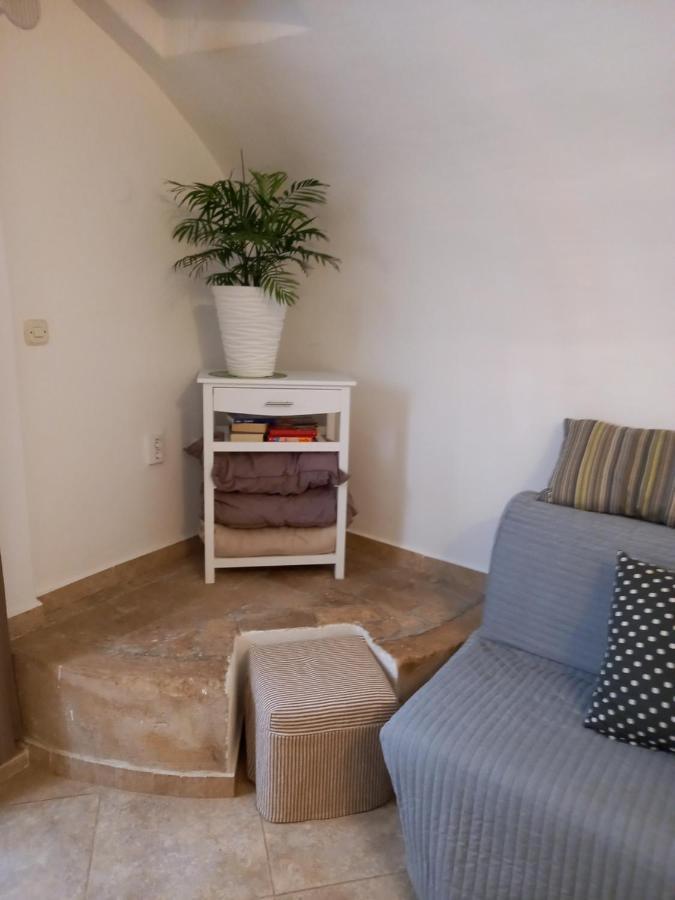 Bunari Studio Apartment โรวีน ภายนอก รูปภาพ