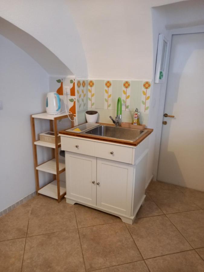 Bunari Studio Apartment โรวีน ภายนอก รูปภาพ